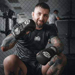 MEXICO MMA Sparring Gloves Schwarz von Phantom Athletics – stark gepolstert und mit verstärktem Handgelenk-Support für kontrollierte Schläge und sichereren Halt. Offenes Handkonzept erlaubt Grappling, Clinch und Bodenkampf ohne Einschränkungen. Ideal für Mixed Martial Arts, Kickboxen und Grappling-Training.