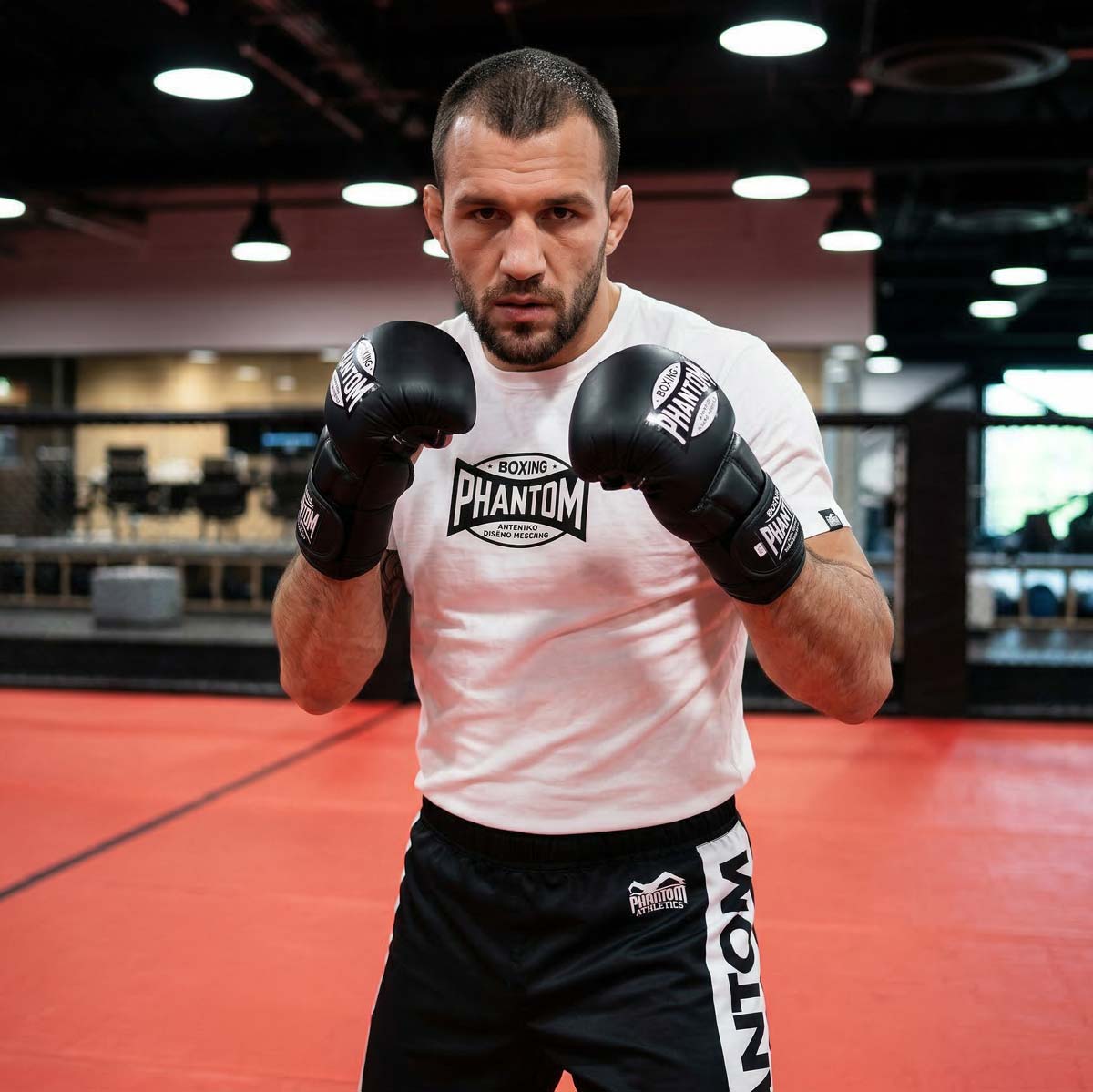 Diese hochwertigen MMA Handschuhe von Phantom Athletics überzeugen durch robustes, langlebiges PU-Material und einen stabilen Klettverschluss für sicheren Halt im Training. Ideal für Kampfsportarten wie Muay Thai, Kickboxen und Jiu-Jitsu, vereinen sie maximale Performance, Komfort und Schutz auf hohem Niveau.