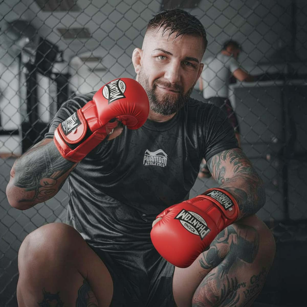 MMA-Handschuhe MEXICO in Rot von Phantom Athletics – entwickelt für Leistung und Schutz im Stand- und Bodenkampf, Kickboxen oder Muay Thai. Offene Handfläche für Grifftechnik und Takedowns, gepolsterte Schlagfläche für sichere Schläge. Hochwertige Verarbeitung für lange Lebensdauer.