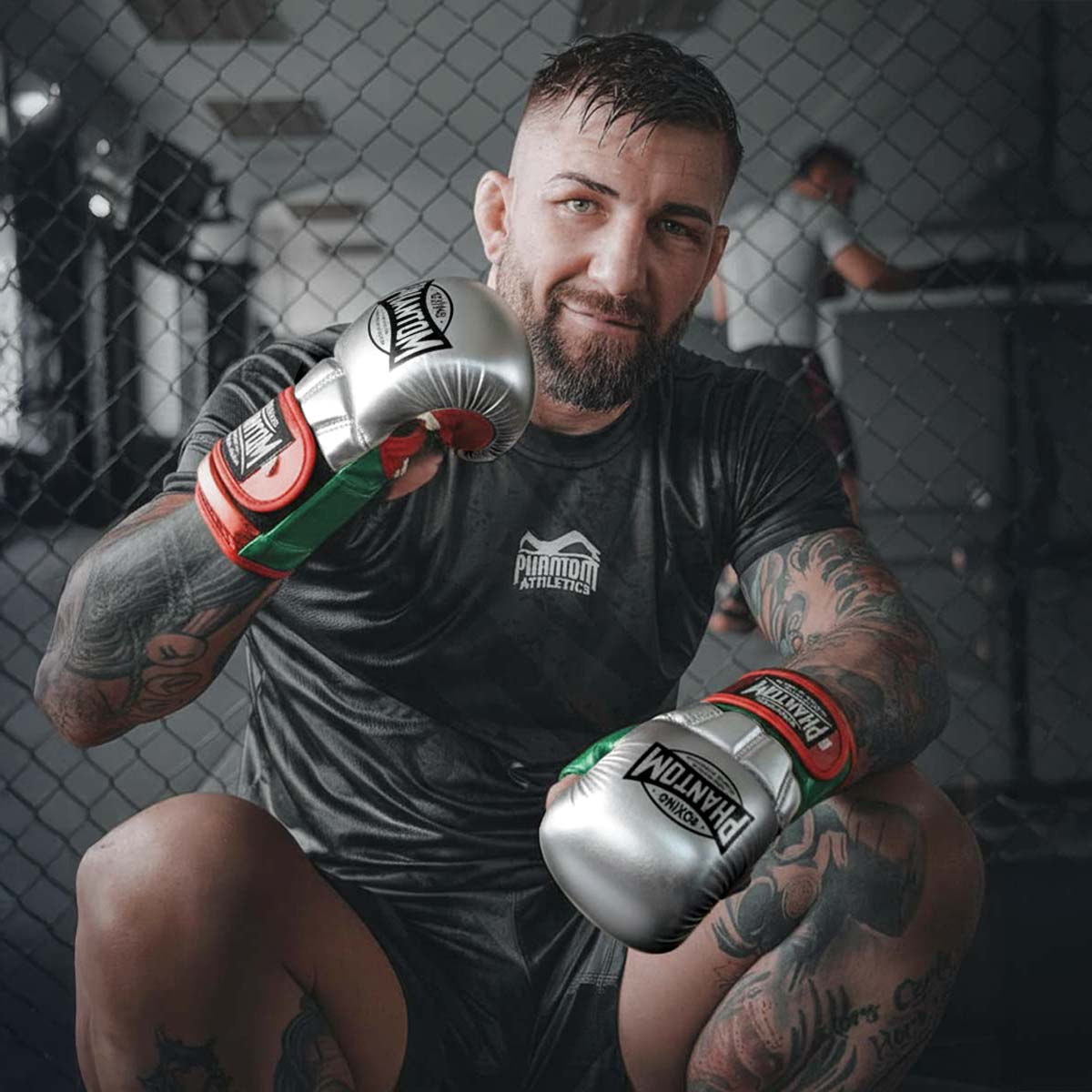 Phantom Athletics MEXICO Sparring Gloves – ideal für Kampfsport-Disziplinen wie MMA, Muay Thai, Kickboxen und Grappling. Die kräftige Polsterung schützt Hände und Knöchel, während das offene Handdesign maximale Beweglichkeit erlaubt. Hochwertige Qualität für ambitionierte Fighter.