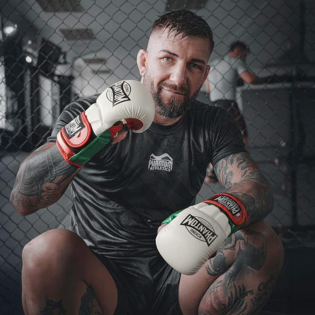 Robuste Phantom Athletics MMA-Sparringhandschuhe im Mexico-Look für effektives Kampfsport-Training, Grappling und Sandsackarbeit. Die gepolsterte Oberfläche schützt Hände und Gelenke bei intensiven Sparringseinheiten. Hohe Materialqualität und professionelle Verarbeitung unterstreichen die Premium-Positionierung der Marke.