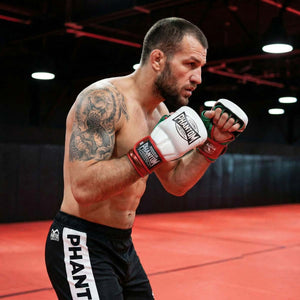 Die Phantom Athletics MMA Sparring Gloves Mexico in Weiß/Grün/Rot bieten optimalen Schutz und volle Bewegungsfreiheit für intensives MMA, Grappling und Sparring. Das offene Handdesign ermöglicht präzise Clinch- und Bodentechniken, während die starke Polsterung deine Hände bei harten Schlagkombinationen zuverlässig schützt.