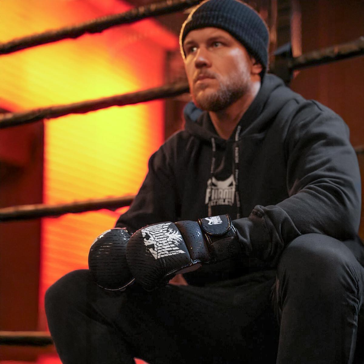 Robuste Phantom Athletics MMA Handschuhe German Eagle mit stabiler Polsterung und breitem Klettverschluss für sicheres Kampfsport-Training und Technik-Sparring.