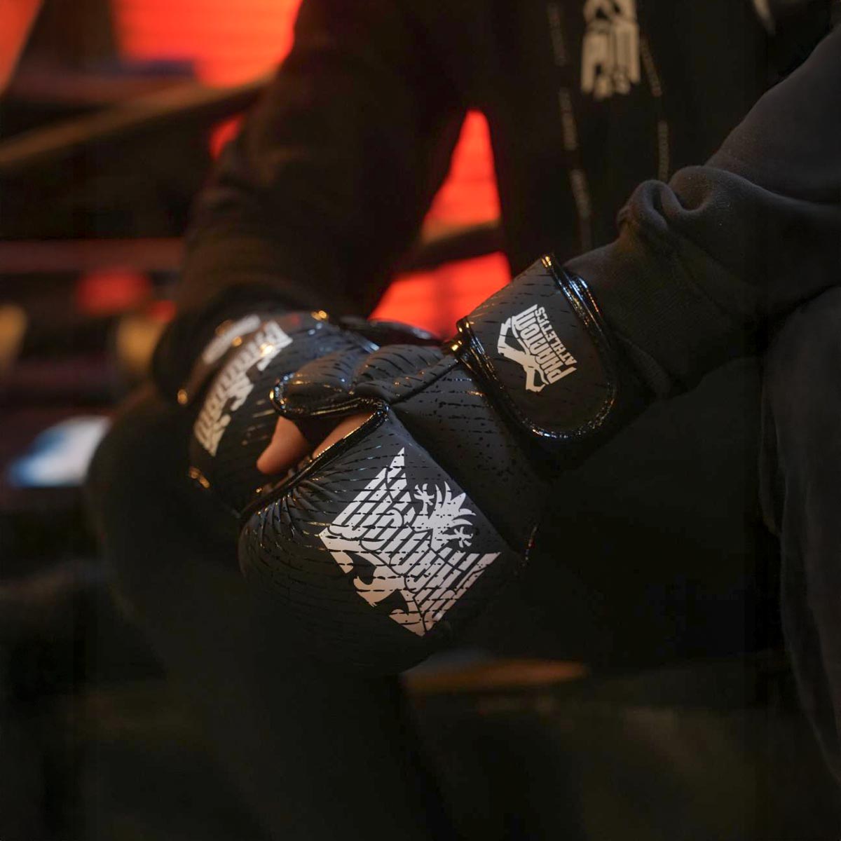 Schwarze Phantom Athletics MMA Handschuhe German Eagle mit gemustertem Deutschland-Design, ideal für funktionelles Kampfsport-Training und Wettkampfvorbereitung.
