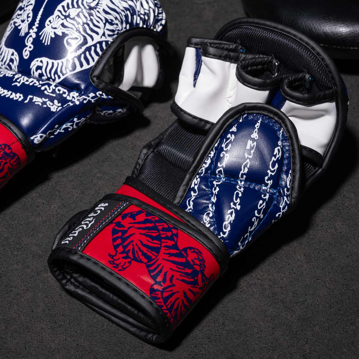 Phantom Muay Thai Handschuhe für Thaiboxen und MMA Sparring, Wettkampf und Training. Im traditionellen Sak Yant Design und der Farbe Blau/Rot.