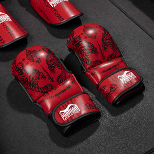 Detailaufnahme der roten Sparring Handschuhe mit Phantom Athletics Logo: Langlebige Materialien und präzise Verarbeitung sorgen für optimalen Schutz und Komfort bei jedem Schlag.