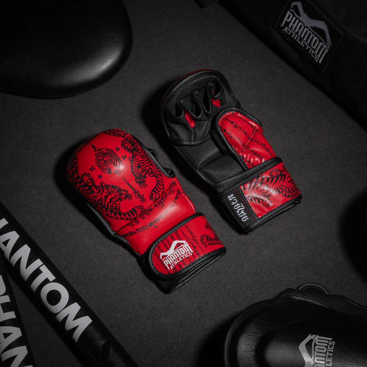 Phantom Muay Thai Handschuhe für Thaiboxen und MMA Sparring, Wettkampf und Training. Im traditionellen Sak Yant Design und der Farbe Rot.