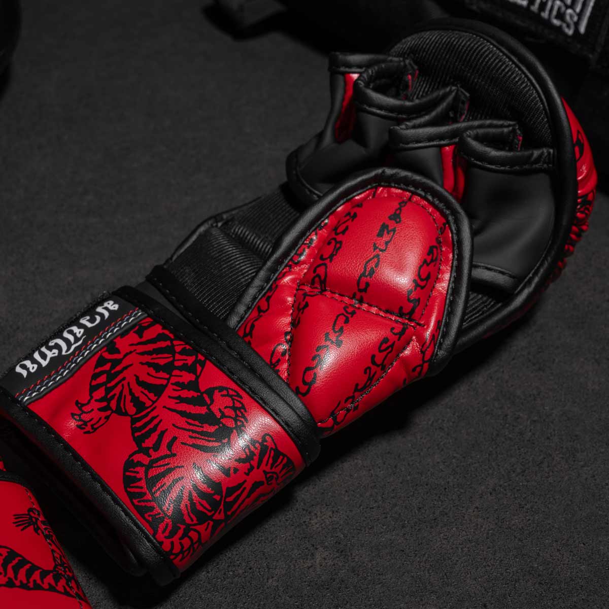 Phantom Muay Thai Handschuhe für Thaiboxen und MMA Sparring, Wettkampf und Training. Im traditionellen Sak Yant Design und der Farbe Rot.