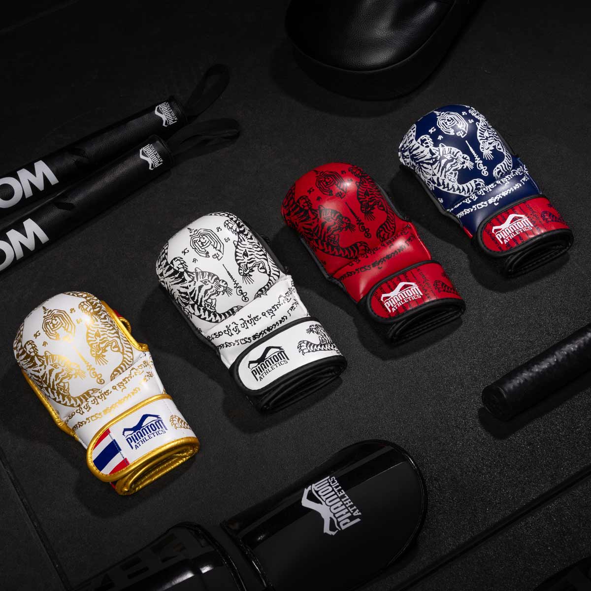 Detailaufnahme der weißen und goldenen Sparring Handschuhe Limited Edition: Hochwertige Materialien und ein elegantes Farbdesign sorgen für maximalen Komfort und unvergleichliche Optik.