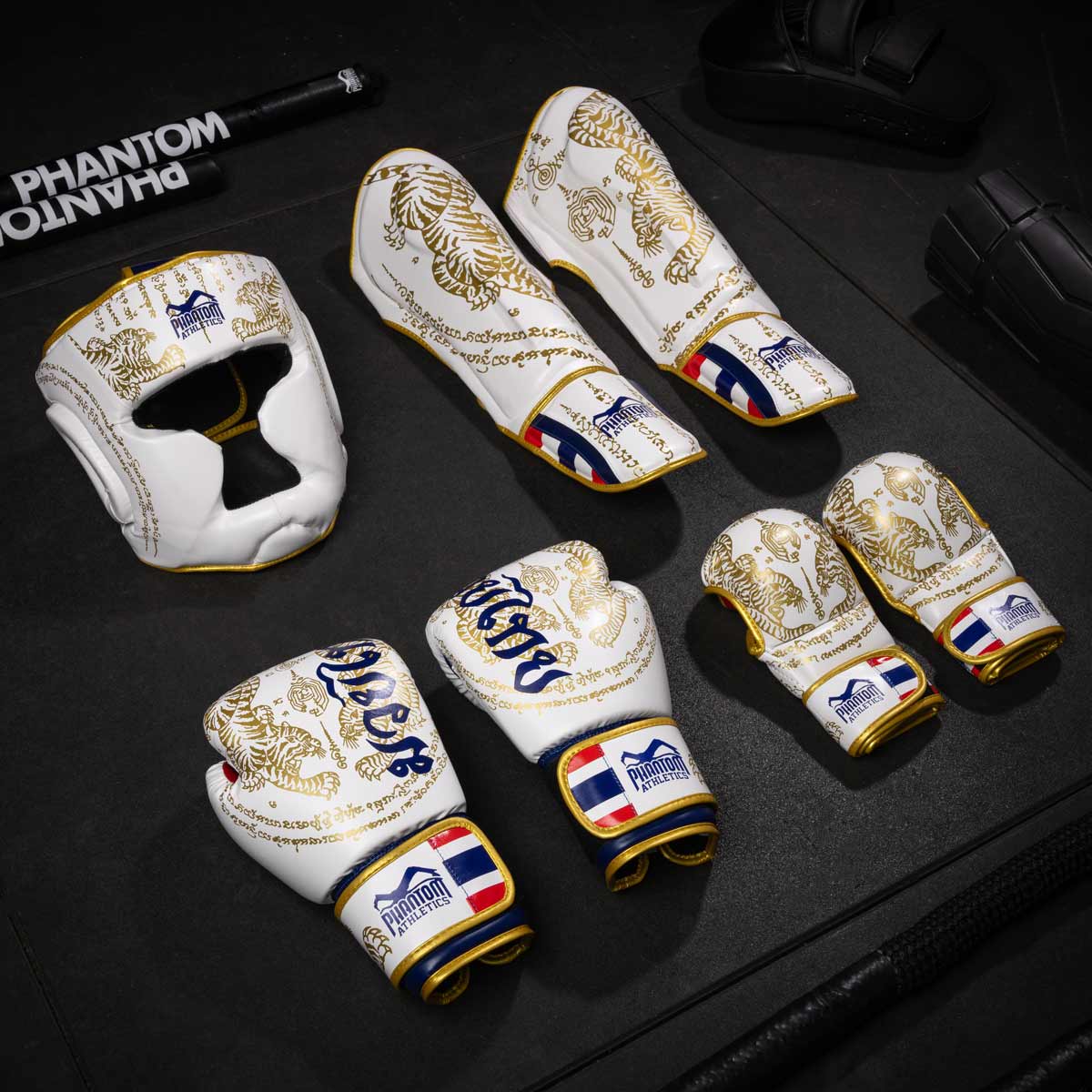 Phantom Athletics Sparring Handschuhe Muay Thai Limited Edition in Weiß-Gold: Exklusive Handschuhe mit stilvollem Design in Weiß und Gold, perfekt für intensives Sparring und Muay Thai Training.