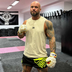 Die Sparring Gloves Muay Thai Limited Edition von Phantom Athletics bieten dir optimalen Schutz und perfekte Schlagkontrolle beim Training. Ideal für intensives Muay Thai Sparring, Kickboxen und MMA Stand-Up Sessions.
