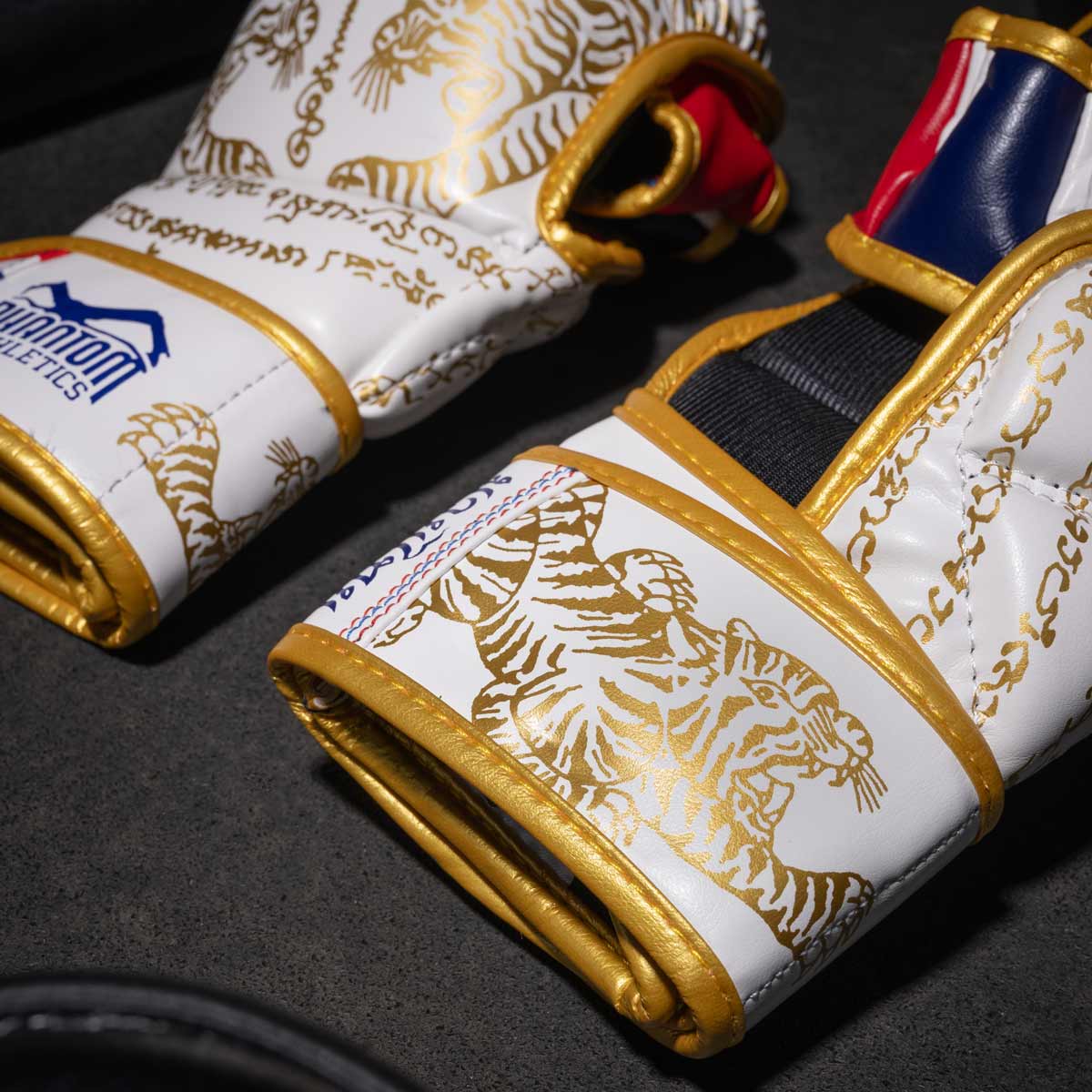 Phantom Muay Thai Handschuhe für Thaiboxen und MMA Sparring, Wettkampf und Training. Im traditionellen Sak Yant Design und der Farbe Weiß/Gold.