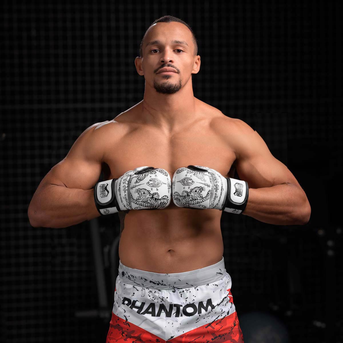 Phantom Athletics Sparring Gloves Muay Thai White – hochwertige, weiße Muay Thai‑Sparringhandschuhe mit starker Polsterung und ergonomischer Passform, ideal für intensives Muay Thai Training, Sparring und Technik‑Drills. Bieten Schutz, Komfort und Kontrolle für ambitionierte Kampfsportler.