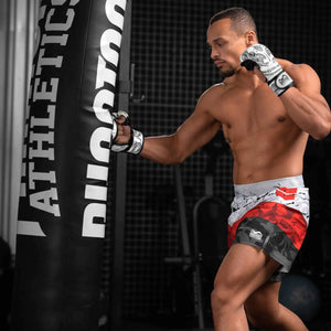 Phantom Athletics Muay Thai White Sparringhandschuhe – stylische Kampfsport‑Handschuhe mit exzellenter Dämpfung und stabiler Unterstützung des Handgelenks, perfekt für Kickboxen, MMA‑Training und Sparring‑Sessions. Optimiert für Performance und Komfort im Gym.