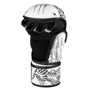 Phantom Muay Thai Handschuhe für Thaiboxen und MMA Sparring, Wettkampf und Training. Im traditionellen Sak Yant Design und der Farbe Weiß.