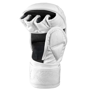 Die „Muay Thai Frost – White“ Handschuhe von Phantom Athletics sind speziell für Sparring im Thaiboxen konzipiert und bieten sicheren Halt sowie Stoßdämpfung.