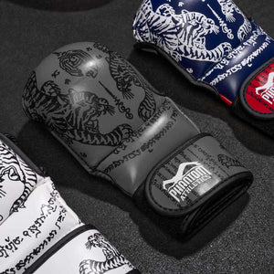 Die Sparring Handschuhe von Phantom Athletics sind die perfekte Wahl für Kampfsportler im Muay Thai, Kickboxen und MMA, die Wert auf Qualität legen.