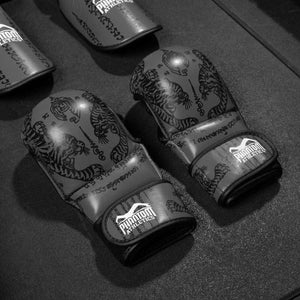 Leichte und robuste Muay Thai Sparring Handschuhe in Grau von Phantom Athletics, ideal für effektives Training, Sparring und Kampfsport-Einheiten aller Leistungsstufen.