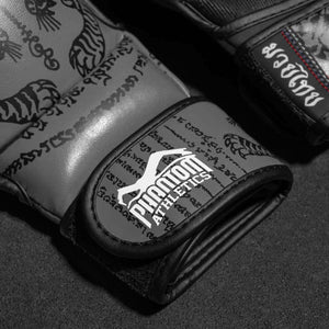 Sparring Handschuhe aus strapazierfähigem Material von Phantom Athletics für Muay Thai, geeignet für intensives Training, Sparring und Wettkämpfe im Kampfsport.