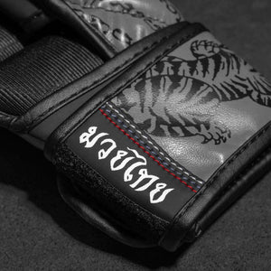 Die Kampfsporthandschuhe in Grau von Phantom Athletics sind perfekt für Muay Thai, Kickboxen und MMA Training mit hohem Schutz und Bewegungsfreiheit.