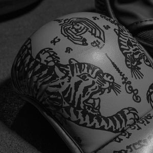 Premium Sparring Handschuhe für Muay Thai in elegantem Grau von Phantom Athletics, bieten optimale Polsterung und Handgelenkschutz bei jedem Training.