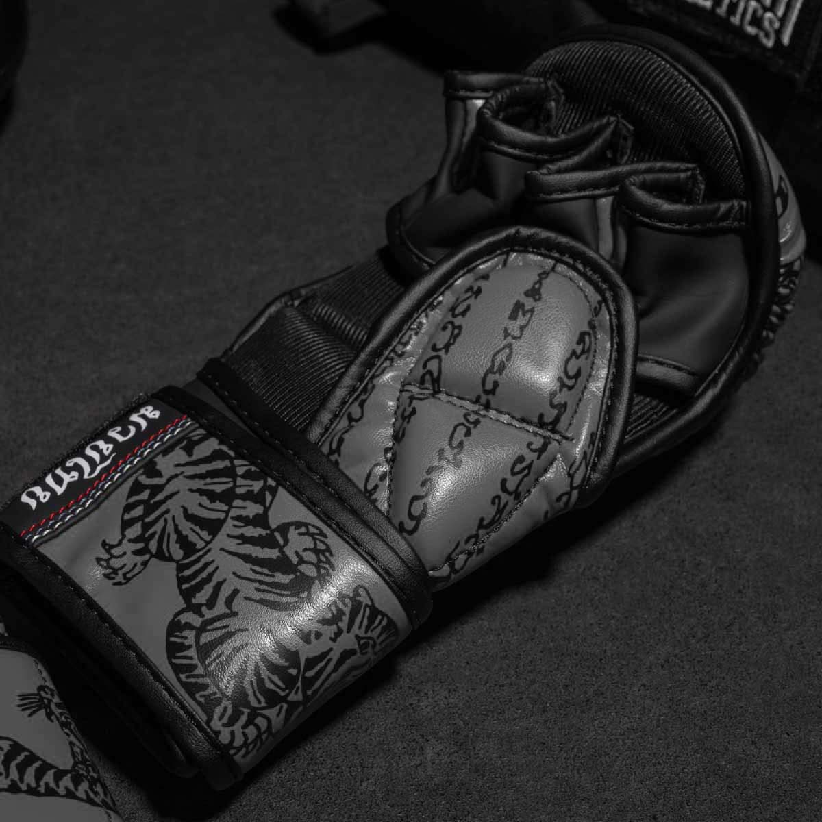 Ergonomische Sparring Handschuhe von Phantom Athletics in Grau, die speziell für Kampfsportarten wie Muay Thai und Boxen entwickelt wurden.