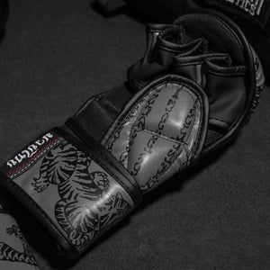 Ergonomische Sparring Handschuhe von Phantom Athletics in Grau, die speziell für Kampfsportarten wie Muay Thai und Boxen entwickelt wurden.
