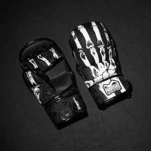 Die MMA Sparring Gloves Apex X-Ray sind perfekt für ambitionierte Kampfsportler, die Wert auf Schutz, Beweglichkeit und Präzision legen. Ideal für Sparringseinheiten und Techniktraining im Gym.