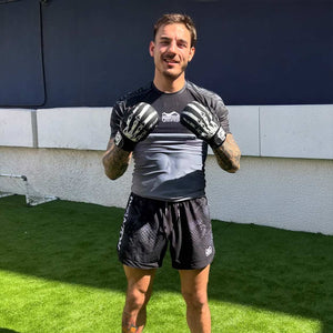 Phantom Athletics APEX X-Ray MMA Sparring Handschuhe bieten dank besonders dicker High-Tech-Polsterung und zusätzlicher Daumenabsicherung exzellenten Schutz für Hände und Gelenke im intensiven Sparring oder Pratzentraining. Das offene Handflächen-Design ermöglicht optimale Beweglichkeit und Belüftung – perfekt für MMA, Muay Thai, Grappling und Jiu-Jitsu.