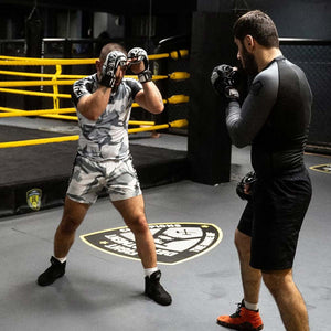 MMA Sparring Handschuhe aus der Apex Whiteout Edition, ideal für intensives Training und Grappling-Techniken. Entwickelt für optimale Beweglichkeit und Schutz bei jedem Schlag.