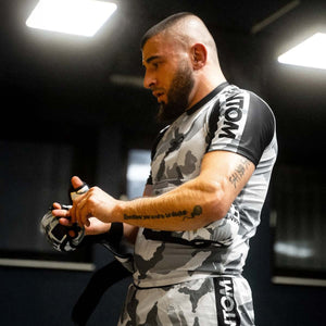 Apex Whiteout MMA-Handschuhe, ideal für Kämpfer, die Wert auf Funktionalität und Stil legen. Speziell für Mixed Martial Arts und anspruchsvolle Sparring-Sessions entwickelt.