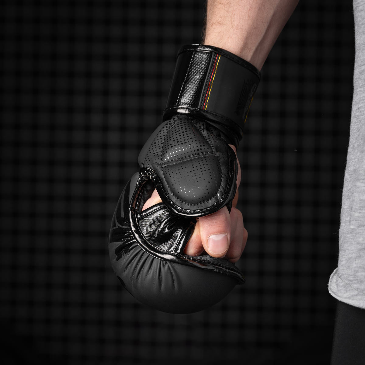 Phantom Team Germany MMA Sparringshandschuhe für Training und Wettkampf. Mit großem Deutschland Adler und vielen Details. Hochwertigste Verarbeitung und  überragende Schutzwirkung. 