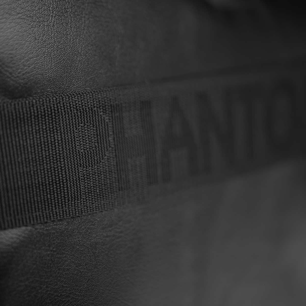 Die Sporttasche Legacy kombiniert ein modernes Design mit praktischer Funktionalität, ideal für dein Kampfsporttraining. Die große Tasche bietet Platz für Schutzausrüstung, Kleidung und Zubehör und ist robust genug für den täglichen Gebrauch.