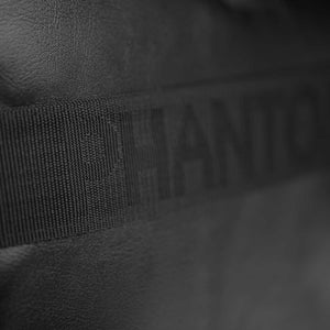 Die Sporttasche Legacy kombiniert ein modernes Design mit praktischer Funktionalität, ideal für dein Kampfsporttraining. Die große Tasche bietet Platz für Schutzausrüstung, Kleidung und Zubehör und ist robust genug für den täglichen Gebrauch.