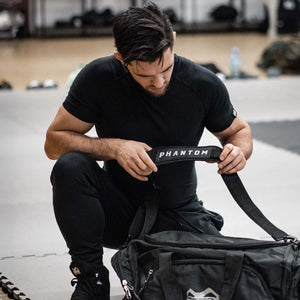 Vielseitige Sporttasche von Phantom Athletics, ideal für Muay Thai, Grappling und Sparring. Mit verstärkten Nähten und robustem Reißverschluss für die tägliche Nutzung im Kampfsport.