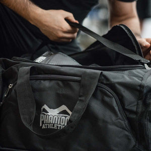 Phantom Athletics Shadow Sporttasche mit durchdachtem Design, perfekt für Kampfsporttraining und Wettkämpfe. Mehrere Fächer ermöglichen eine optimale Organisation von Schutzausrüstung und Zubehör.