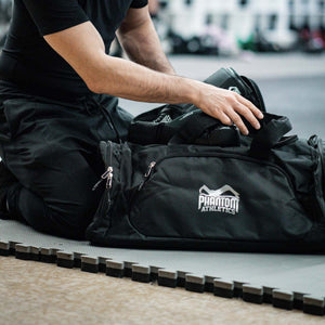 Hochwertige Phantom Athletics Sporttasche in modernem Shadow-Look, perfekt für Training und Sparring. Praktisches Design für den Transport von Boxhandschuhen, Rashguards und Schienbeinschonern.