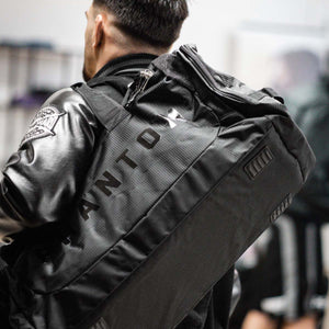 Shadow Sporttasche von Phantom Athletics, speziell für anspruchsvolle Kampfsportler wie MMA- und Thaibox-Kämpfer. Wasserabweisendes Material schützt Ihre Ausrüstung vor Feuchtigkeit und Schmutz.