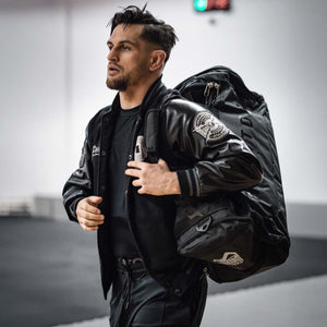 Robuste Phantom Athletics Sporttasche aus der Shadow Kollektion, ideal für Kampfsportler wie Thaiboxer und MMA-Athleten. Bietet ausreichend Platz für Boxhandschuhe, Schienbeinschoner und Trainingsbekleidung.