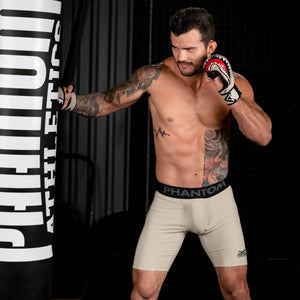 Phantom Athletics Fightshorts im Apex Sand Design, ideal für Kampfsportarten wie Thaiboxen, MMA und Grappling. Die ergonomische Passform unterstützt dynamische Bewegungen und bietet Schutz und Flexibilität bei jeder Technik.
