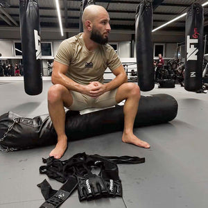 Mit den Phantom Athletics MMA Gloves „Apex“ bist du bereit für jede Herausforderung im Cage – ob Stand-Up oder Bodenkampf. Strapazierfähiges Leder und präzise Polsterung sorgen für Sicherheit und Performance auf höchstem Niveau.