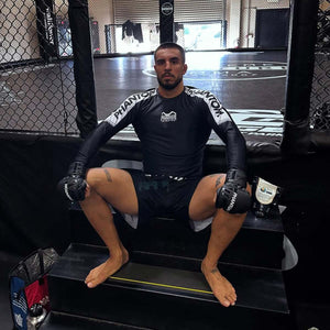 Phantom Athletics MMA Handschuhe Apex – strapazierfähige Hybrid-Handschuhe mit offener Handfläche und zusätzlicher Daumenschutzpolsterung für optimales Sparring und intensives Training im Kampfsport.