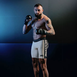 Phantom Athletics Fightshorts Vector Apex Sand, speziell für Kampfsportler in Muay Thai, MMA und Grappling entwickelt. Mit ihrem langlebigen Material, der ergonomischen Passform und der optimalen Bewegungsfreiheit sind sie die perfekte Wahl für intensives Training und anspruchsvolle Wettkämpfe.