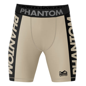 Phantom Athletics Fightshorts Vector Apex Sand, ideal für MMA, Muay Thai und Grappling. Das leichte, strapazierfähige Material und das durchdachte Design bieten maximale Bewegungsfreiheit und Komfort für anspruchsvolle Kampfsportler.