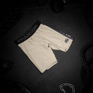 Apex Sand Fightshorts von Phantom Athletics, perfekt für Kampfsportler, die in Muay Thai, MMA oder BJJ trainieren. Strapazierfähige Materialien und verstärkte Nähte garantieren Stabilität und Langlebigkeit, auch bei harten Trainingseinheiten.