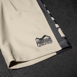 Hochwertige Fightshorts Vector Apex Sand von Phantom Athletics, speziell für Thaiboxen und Mixed Martial Arts entwickelt. Atmungsaktive Stoffe sorgen für Komfort, während das funktionale Design maximale Bewegungsfreiheit ermöglicht.