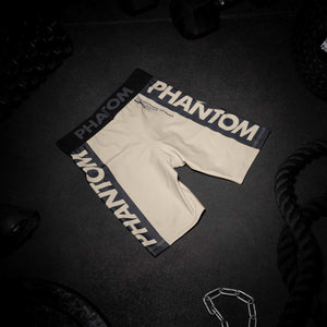 Phantom Athletics Fightshorts Vector Apex Sand, entwickelt für Grappling, MMA und Thaiboxen. Leichtes Material, ein sicherer Sitz und ein moderner Look machen diese Shorts zur idealen Wahl für intensives Training und Wettkämpfe.