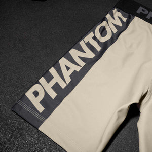 Apex Sand Fightshorts von Phantom Athletics, ideal für anspruchsvolle Kampfsportler im MMA und Muay Thai. Das dynamische Design kombiniert Funktionalität, Beweglichkeit und Stil für ein herausragendes Trainingserlebnis.