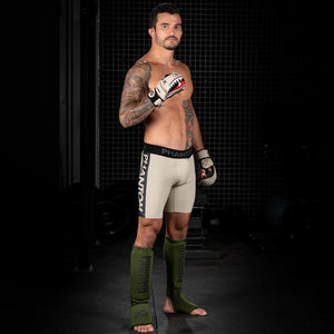 Fightshorts Apex Sand von Phantom Athletics, entwickelt für Muay Thai, Kickboxen und Grappling. Langlebige Qualität und ein stilvolles Design machen diese Shorts zum perfekten Begleiter für Training und Wettkampf.