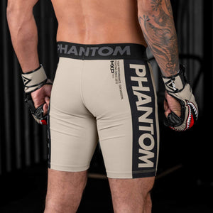 Phantom Athletics Fightshorts Vector Apex Sand, ideal für MMA-Training, Thaiboxen und Sparring. Strapazierfähige Materialien und ein ergonomischer Schnitt bieten Unterstützung für Kämpfer, die auf Performance und Stil setzen.